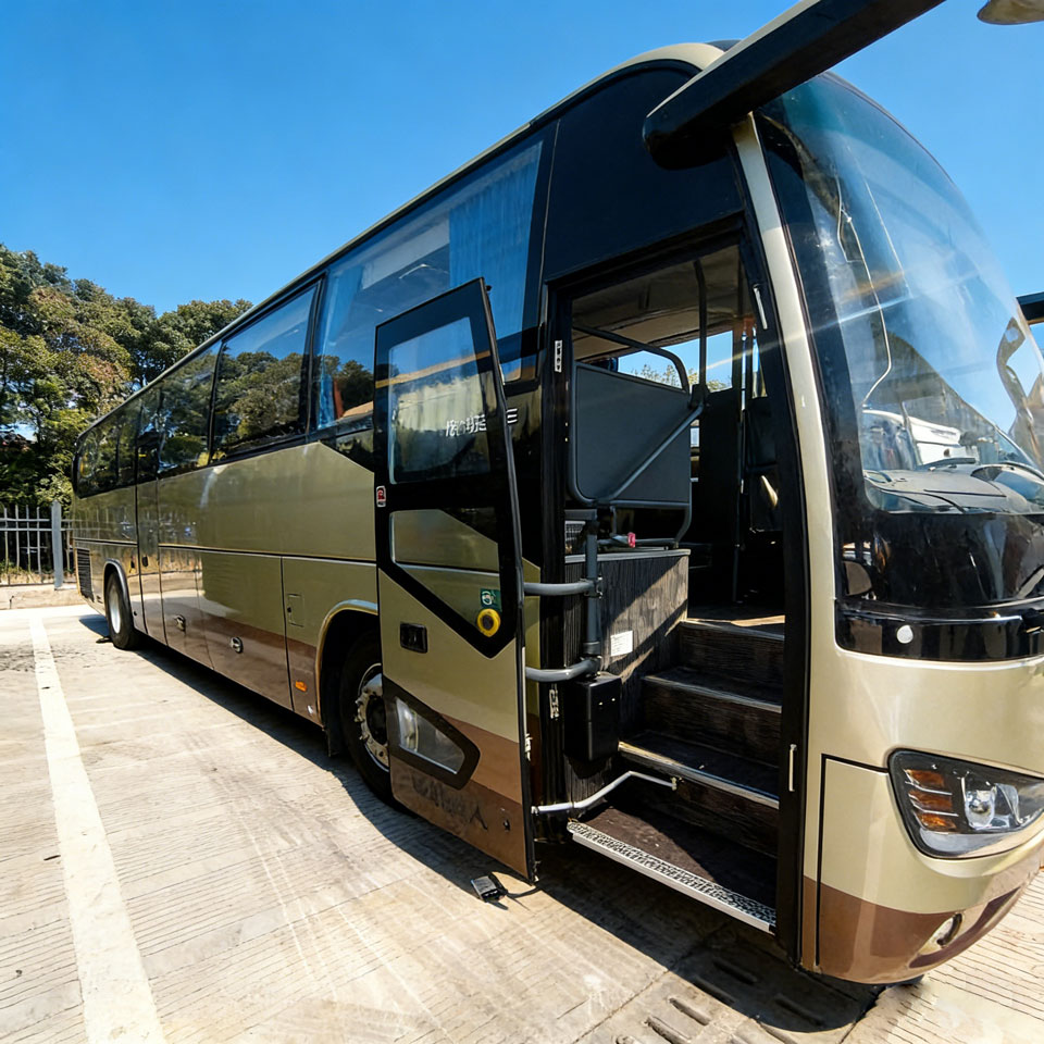 Autobús usado diesel de 54 asientos de Yutong