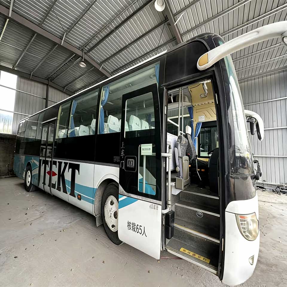Autobús diésel de segunda mano Yutong de 65 asientos