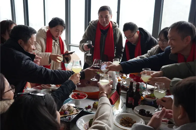 China Honglong Used Passenger Bus Company celebró su conferencia anual de intercambio industrial, reuniendo a actores de la industria nacional e internacional para discutir y planificar el desarrollo futuro.