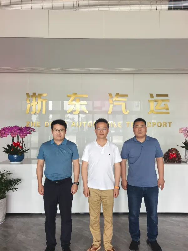 Actualización de junio: China Honglong exporta autobuses usados ​​reacondicionados en múltiples modelos y las visitas a sitios de clientes internacionales continúan en conjunto